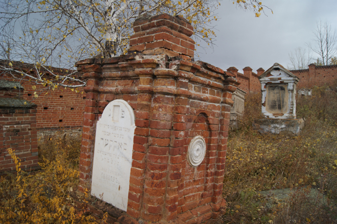 В Калининграде отчим изнасиловал 14-летнюю падчерицу на старом кладбище.